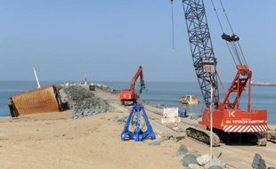 Des ouvriers lors des opérations de démantèlement du cargo espagnol Luno brisé sur la plage d'Anglet, le 17 mars 2014