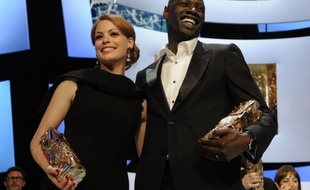 Avec six trophées dont celui de Meilleur film et Meilleur réalisateur, les plus convoités, "The Artist" a poursuivi vendredi sa marche triomphale à la veille des Oscars, ne concédant à "Intouchables" qu'un seul trophée, celui du meilleur acteur à Omar Sy, premier interprète noir consacré.