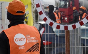 Des routiers de la CFDT bloquent l'accès à l'entreprise TEA à Corbas, près de Lyon, le 28 janvier 2015