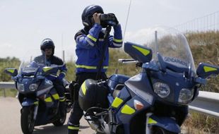 Un gendarme contrôle la vitesse avec un radar le 6 juillet 2013 sur l'autoroute A6