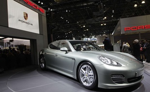 Photo d'illustration d'une Porsche Panamero Turbo S, ici lors d'un salon international d'automobile à New York.