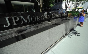 La banque américaine JPMorgan fait l'objet d'une enquête de l'autorité boursière américaine SEC pour savoir si elle a profité dans ses affaires en Chine du fait d'avoir embauché des enfants de hauts responsables chinois, a confirmé JPMorgan dimanche.