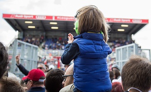 La foule s'est réunie sur le gridwalk avant le début de la course afin de pouvoir observer les voitures rangées en épis. Parmi eux, enfants fans et photographes étaient légion.