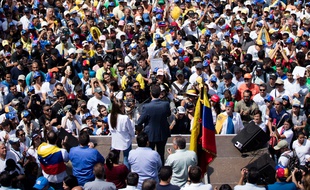 L'opposant vénézuélien Juan Guaido s'adresse à une foule de plusieurs milliers de personnes à Caracas, le 2 février 2019.