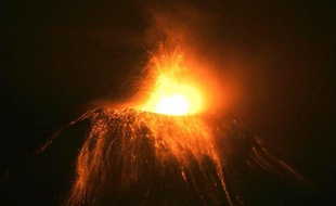 Les autorités équatoriennes ont déclaré l'état d'alerte autour du volcan Tungurahua, situé dans le centre du pays, et décidé d'évacuer plusieurs centaines d'habitants de villages environnants.