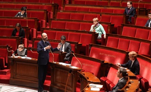 Edouard Philippe dans une Assemblée quasi-vide pour les questions au gouvernement.