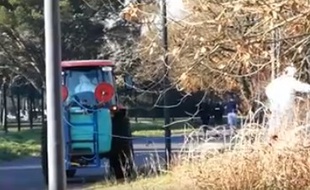 Des agents de Toulouse Métropole qui pulvérisent du glyphosate, le 25 février 2019.