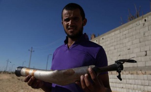 Le soleil se couche sur un village du Sinaï et Abou Asma s'apprête à rompre le jeûne du ramadan lorsque des tirs se font entendre du poste militaire voisin. Il n'y prête pas grande attention, jusqu'à ce qu'une balle vienne frapper sa maison.