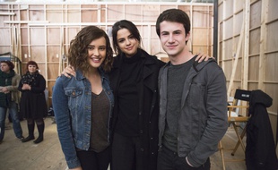 Katherine Langford, Selena Gomez, et Dylan Minnette sur le plateau de tournage de «13 Reasons Why».
