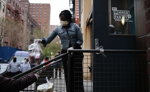 Distribution de nourriture dans le quartier d'Harlem à New York, le 20 avril 2020.