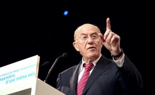 Le député Nouveau centre et président de Convention démocrate, Hervé de Charette, a annoncé vendredi qu'il soutiendrait le président Nicolas Sarkozy pour sa réélection à l'Elysée, en appelant la majorité à "privilégier l'unité et la solidarité" et à "se serrer les coudes".