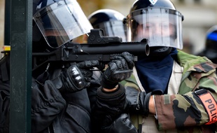 L'Intérieur refuse d'abandonner l'usage du Flash-Ball dans le délai de deux mois, demandé par le Défenseur des droits Jacques Toubon (photo d'illustration).