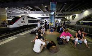Des voyageurs bloqués attendent sur les quais de la gare Montparnasse, vendredi 27 juillet.