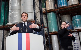 Emmanuel Macron accompagné d'une interprète en langue des signes le 31 mars 2020