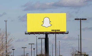 Le logo de Snapchat sur un panneau publicitaire.