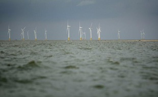D'une puissance totale de 1.000 mégawatts, les deux parcs, qui comprendront 80 à 100 éoliennes chacun sur des zones de plusieurs dizaines de kilomètres carrés dans la Manche et l'Océan Atlantique, ne devraient pas être construits et inaugurés avant 2021-2023, selon le projet du ministère.