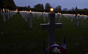 Les noms de 3.500 soldats américains, tués pendant la guerre de 1914-1918 et enterrés à la nécropole de Romagne-sous-Montfaucon (Meuse), ont été égrenés samedi 11 novembre 2017 et leurs tombes illuminées pour les commémorations du 11-Novembre.