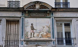 Un Noir en short rayé sert un café à un Blanc en costume: cette céramique en plein coeur de Paris est l'une des rares traces architecturales laissées par la colonisation dans la capitale, qui a pourtant largement profité de la traite négrière.