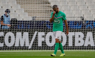 Loïc Perrin quitte le terrain après son exclusion face au PSG.