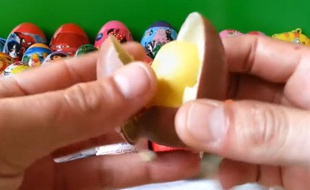 Capture d'écran d'une vidéo YouTube d'ouverture d'oeufs Kinder