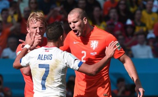 Les Néerlandais Kuyt et Vlaar s'en prennent au Chilien Alexis Sanchez, le 23 juin 2014, à Sao Paulo.