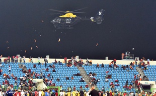 Un hélicoptère de la police survole le stade de Malobo (Guinée Equatoriale) après que des incidents ont éclaté, le 5 février 2015 / AFP PHOTO / ISSOUF SANOGO