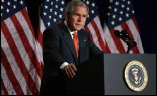 Le président George W. Bush a consulté samedi ses généraux sur la réponse à apporter à l'alarmante dégradation de la situation en Irak, qui le soumet à une pression de plus en plus forte pour un changement de cap.