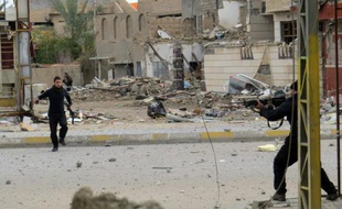 Les forces gouvernemntales et les services antiterroristes irakiens pendant une bataille contre le groupe Etat islamique pour reprendre le contrôle de tous les quartiers de Ramadi, le 4 janvier 2016