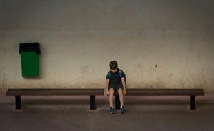 Parmi 12 propositions, le rapport préconise une meilleure formation des professionnels (travailleurs sociaux, juges, enseignants etc) sur le handicap et notamment les troubles autistiques.