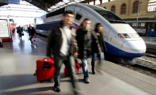 Quelque 700 passagers d'un TGV Paris-Marseille, bloqués en raison d'une panne électrique en pleine voie au sud de Mâcon tard vendredi soir, ont dû être transférés à bord d'un autre TGV pour être acheminés à bon port.