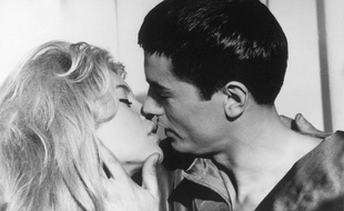 Baiser entre Alain Delon et Brigitte Bardot dans le film Amours Célèbres