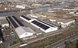 Les panneaux solaires sont installés sur trois toits de l'entrepriseSogebras à Nantes.