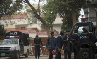 Les trois veuves d'Oussama Ben Laden et leurs enfants détenus au Pakistan ne devraient pas être expulsées du pays avant au moins quelques jours, a annoncé vendredi à l'AFP leur avocat, Atif Ali Khan