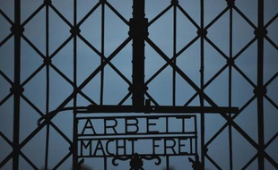 Vue en date du 18 août 2013 de l'inscription "Arbeit macht frei" ("Le travail rend libre") à l'entrée du camp nazi à Dachau