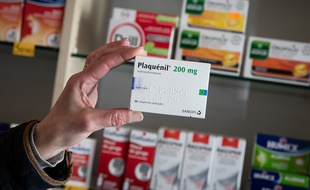Une boîte de Plaquenil, dans une pharmacie parisienne, le 24 mars 2020. Le médicament contient de la chloroquine.