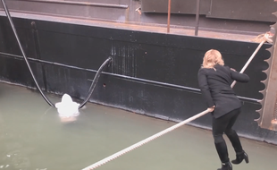 La vidéo de Myriam Fogel-Jedidi, tête de liste Les Républicains à Lyon, allant aider un homme en train de se noyer, est soupçonnée d'être une mise en scène.