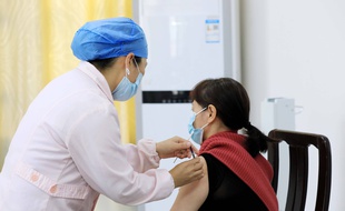 Une soignante injecte un vaccin contre le Covid-19, le 28 janvier, à l'hôpital de médecine traditionnelle chinoise du comté de Rongan à Liuzhou, au sud de la Chine.