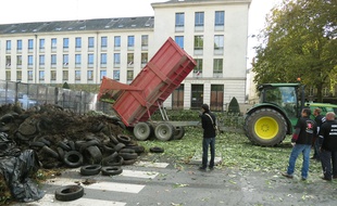 Dépôt de déchets verts devant la préfecture.