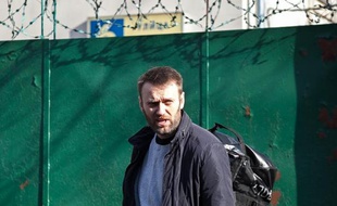 Le principal opposant au Kremlin, Alexeï Navalny,sort de prison à Moscou, le 6 mars 2015