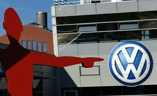 Le logo du constructeur automobile allemand Volkswagen, le 28 septembre 2015, à Düsseldorf (Ouest de l'Allemagne)