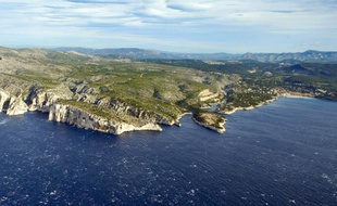 Vue du massif des calanques à Cassis en 2003