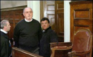 Claude Duviau, l'exploitant agricole jugé depuis lundi devant les assises de la Dordogne pour avoir tué en septembre 2004 deux contrôleurs du travail, a voulu raconter le drame en mettant "tout sur la table" pour que la cour comprenne qu'il "n'était plus sur terre".