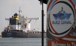 Un cargo traverse le canal de Suez après la reprise du trafic le 30 mars 2021