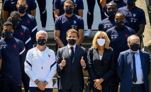 Le couple Macron avec Didier Deschamps et les Bleus, à Clairefontaine, le 10 juin 2021.