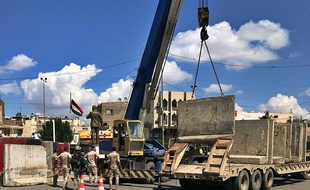 Des murs de béton sont installés à Baghdad, en Irak, en mars 2019.