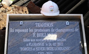 Une stèle en mémoire des "promesses non tenues" et de la "trahison" du président François Hollande a été déposée mercredi sur le site sidérurgique de Florange par des représentants syndicaux Force ouvrière d'ArcelorMittal.