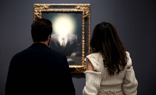 Des visiteurs regardent «Le principe du plaisir» de René Magritte, avant l'ouverture de la vente, le 10 novembre 2018 à New York.