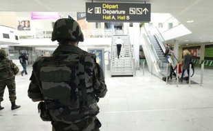 Des soldats français patrouillent dans le cadre du plan Vigipirate dans l'aérogare de Mérignac, en Gironde, le 14 novembre 2015