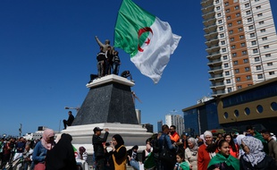 Les Algériens demandent la démissions des officiels liés au président Abdelaziz Bouteflika.