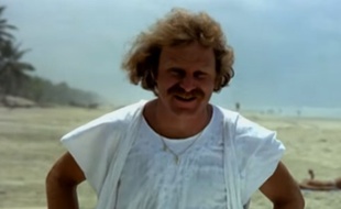 Guy Laporte, dans le personnage de Marcus, chef du village-vacances des Bronzés